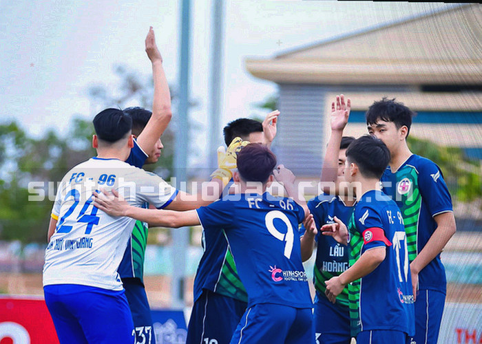 手机、平板和电脑屏幕并列显示同一数据面板，体现多设备切换